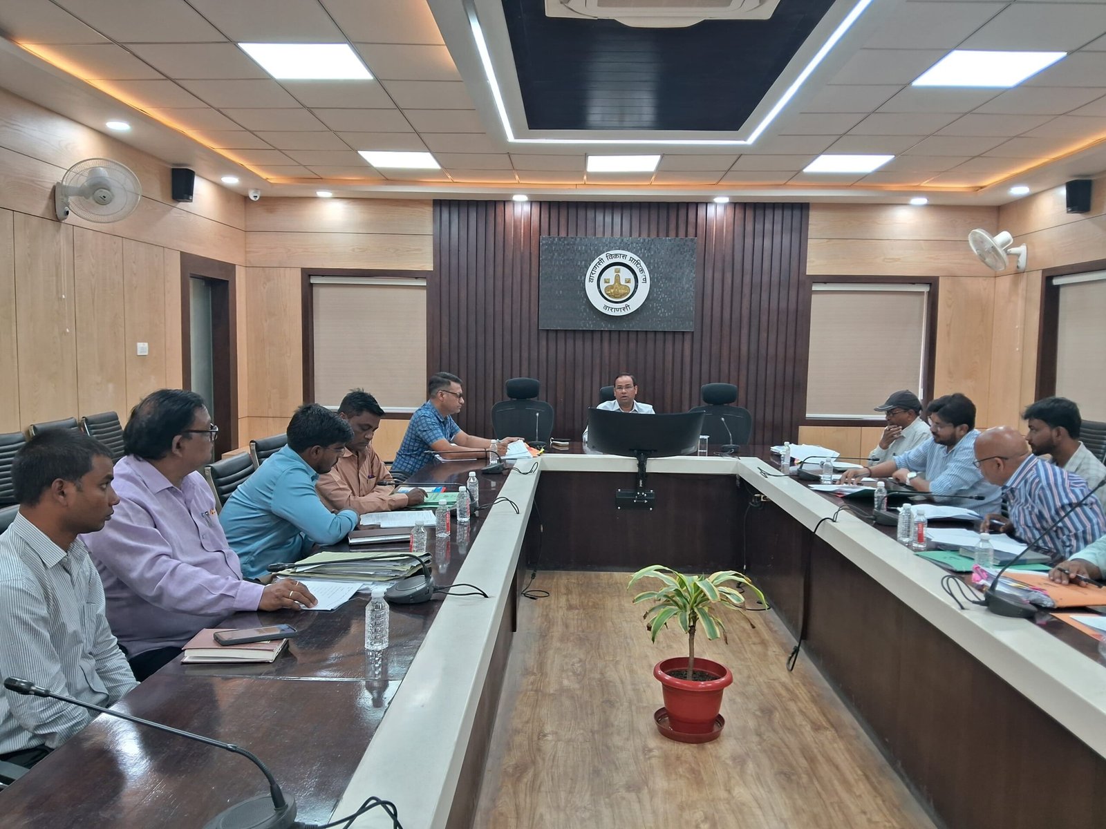 सचिव  द्वारा समस्त  जोनल अधिकारी एवं अवर अभियंता को निर्देशित किया गया कि वे अधिक से अधिक मानचित्र स्वीकृत  कर  शमन शुल्क जमा कराये l