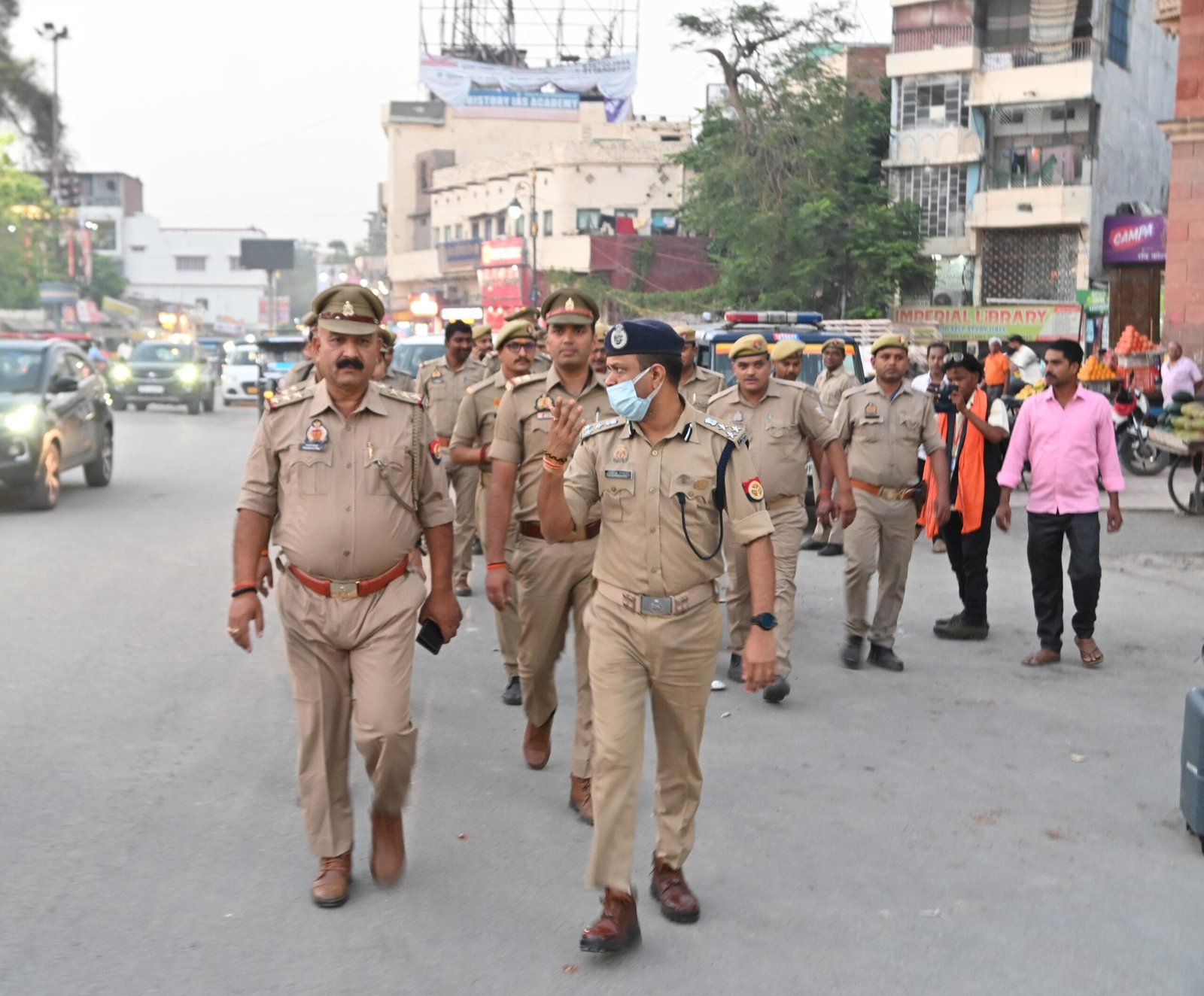 पुलिस आयुक्त  द्वारा आस-पास  के संवेदनशील स्थानों का पैदल गश्त करते हुए भ्रमण/निरीक्षण किया गया।