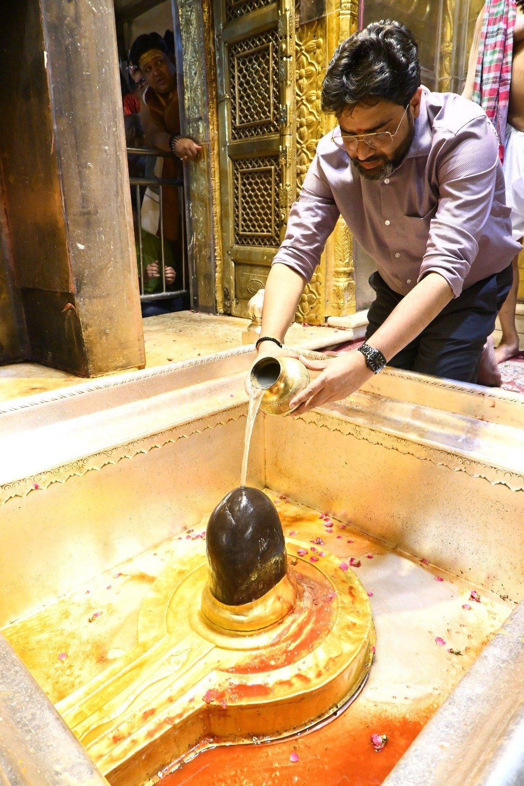 श्री काशी विश्वनाथ महादेव का रामेश्वरम के जल से किया गया अभिषेक।