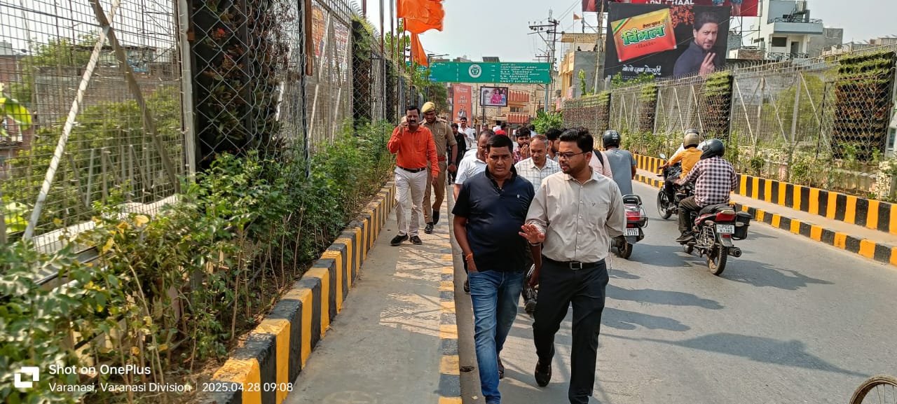 नगर आयुक्त अक्षत वर्मा* द्वारा कचहरी स्थित अंबेडकर पार्क के अगल-बगल के चारों पार्कों के सौंदर्यीकरण,हॉर्टिकल्चर वाले स्थान पर वॉल पट्टी पर डिजाइन बनाए जाने पर  चल रहे निरीक्षण ।