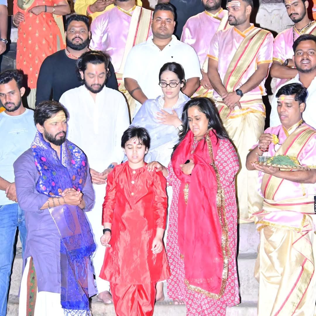 वाराणसी के विश्व प्रसिद्ध दशास्वामेध घाट की संध्या आरती में जाने-माने अभिनेता सलमान खान की बहन अर्पिता अपने परिवार संग पहुंचीं ।