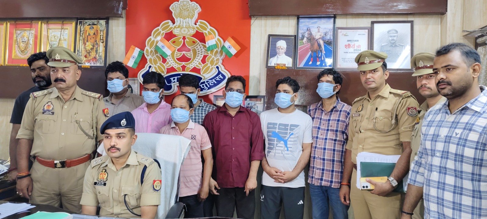 आईपीएल में सट्टा लगाने वाले सट्टोरी गिरोह के 07 सदस्य थाना लंका पुलिस द्वारा गिरफ्तार, सट्टे में इस्तेमाल किये जा रहे कल 10 मोबाइल फोन, 02 कैलकलेटर एवं 02 नोटबक बरामद, पकडे गए