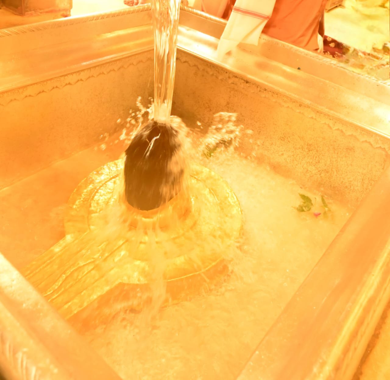 ” चक्र पुष्करणी मणिकर्णिका कुंड के जल से श्री काशी विश्वनाथ जी का हुआ अभिषेक “