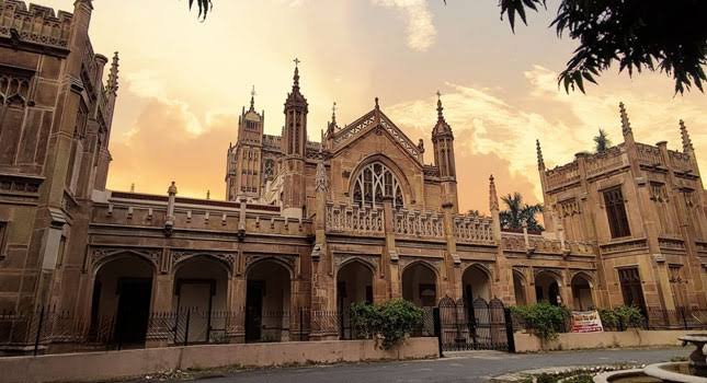 विश्वविद्यालय की परीक्षा शांतिपूर्ण प्रारम्भ*–प्रो शम्भू नाथ शुक्ल,केन्द्राध्यक्ष 04 दर्जन से अधिक परीक्षार्थी अनुपस्थित