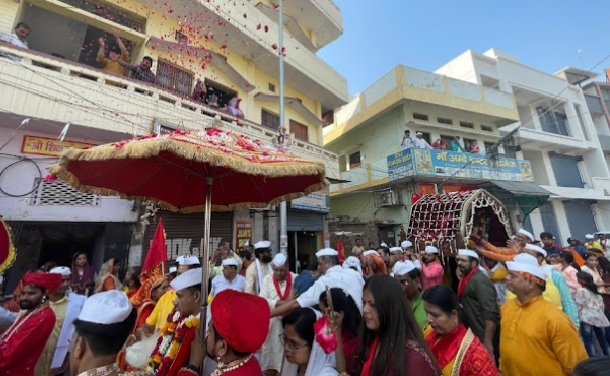कड़ी धूप में भी नहीं डिगा आस्था का जज़्बा, साईं बाबा के भक्तों ने निकाली भव्य शोभायात्रा