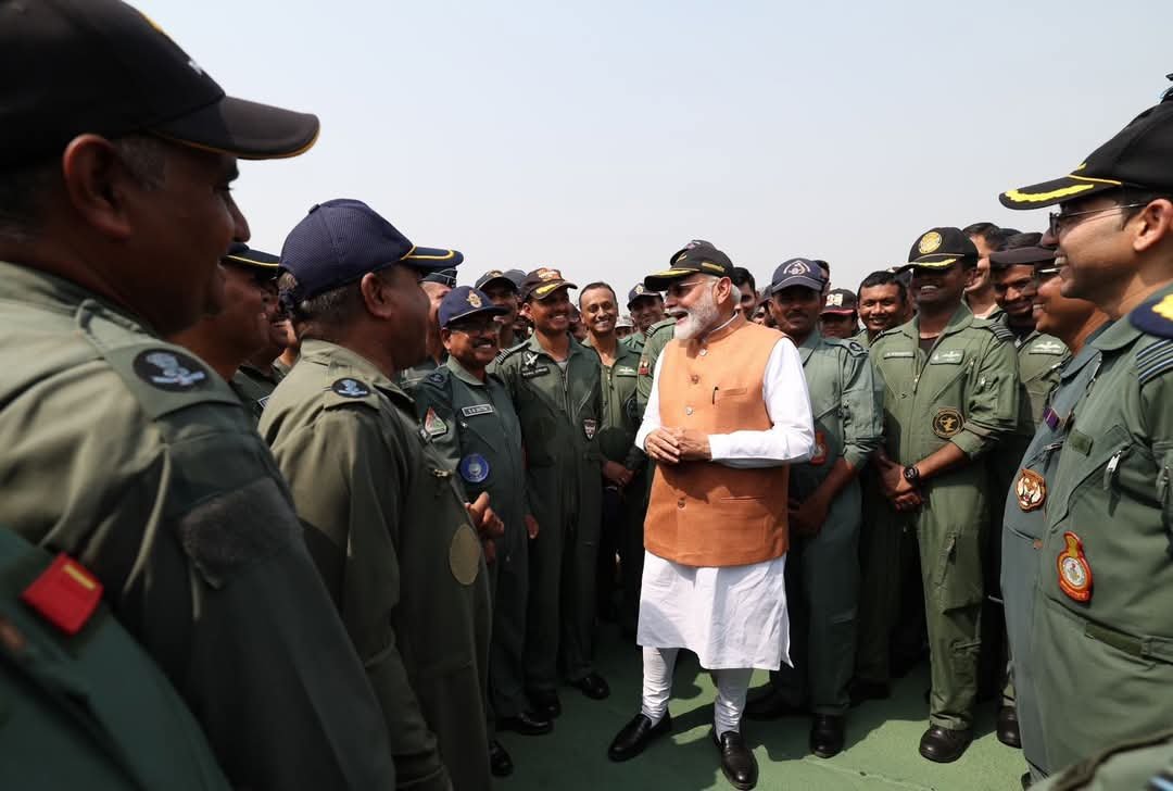 प्रधानमंत्री नरेंद्र मोदी ने आदमपुर एयरबेस का दौरा किया। उन्हें वायुसेना कर्मियों ने जानकारी दी और उन्होंने हमारे बहादुर जवानों से बातचीत भी की।