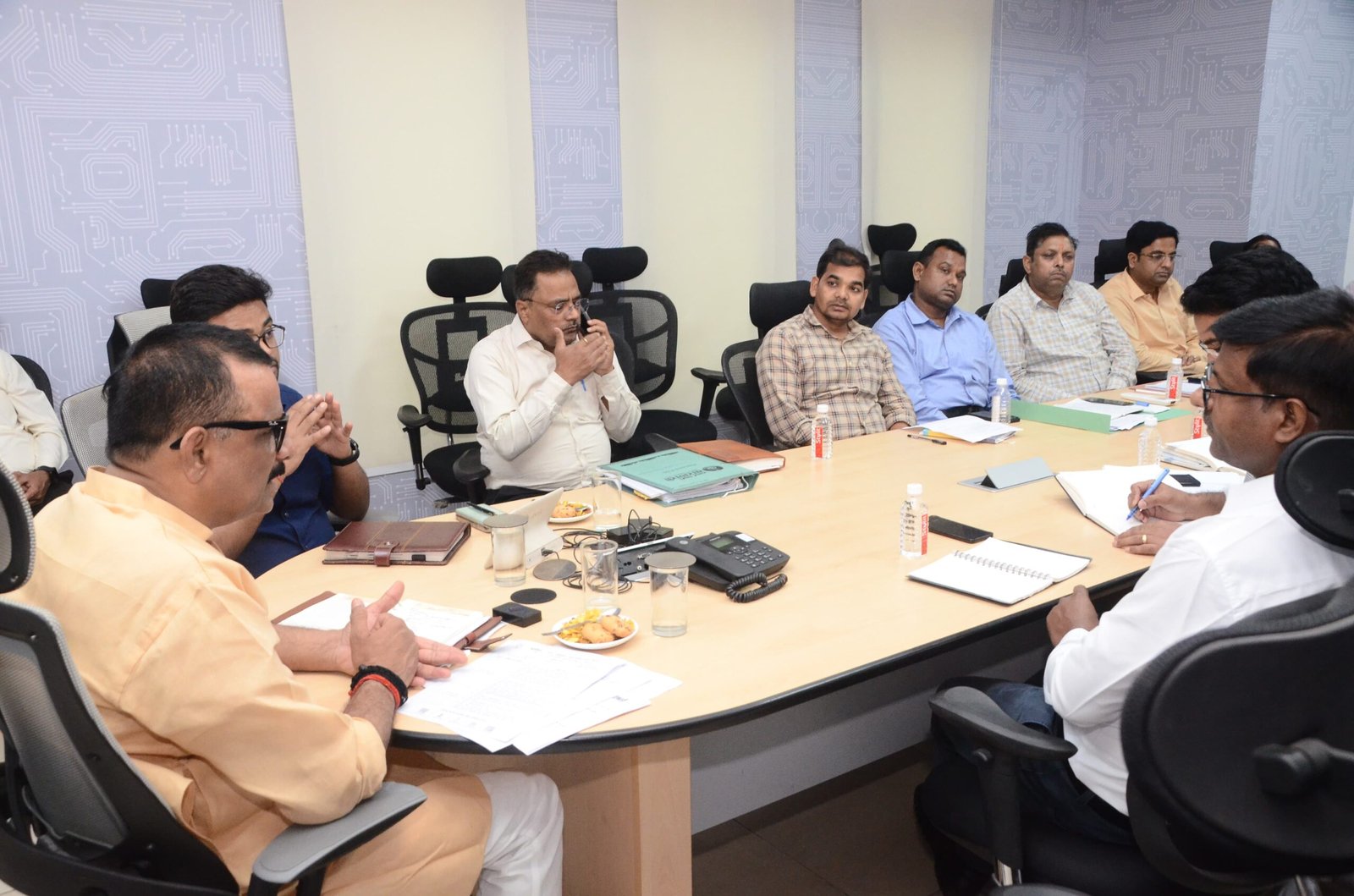 महापौर ने अधिकारियों के साथ की विकास कार्यों की समीक्षा बैठक*