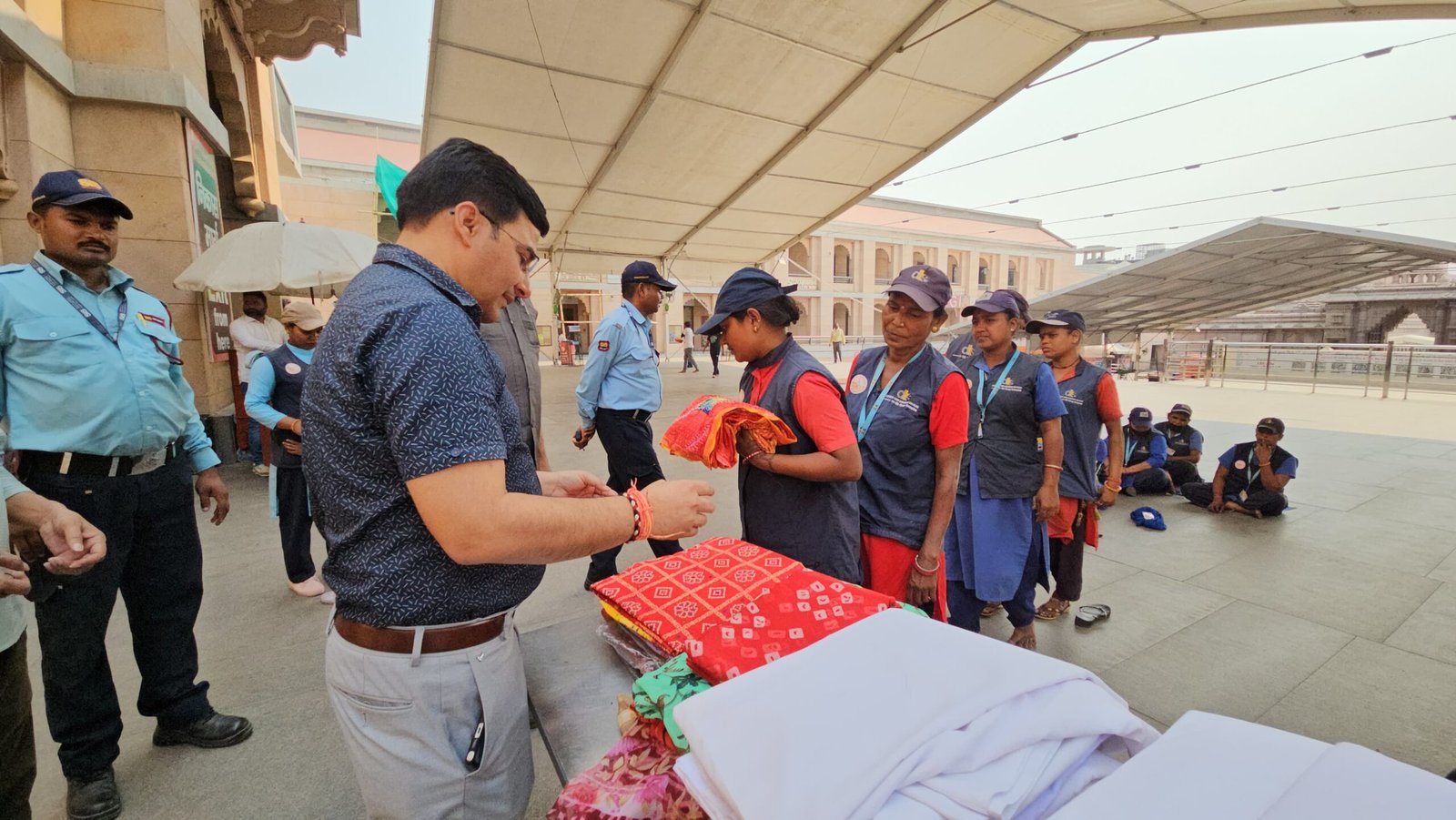 अंतर्राष्ट्रीय श्रमिक दिवस के उपलक्ष्य में श्री काशी विश्वनाथ धाम में कार्यरत सफाई कर्मियों को मंदिर न्यास की ओर से वस्त्र वितरित किए गए।