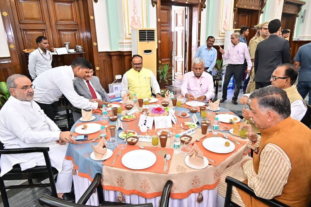 लखनऊ राजभवन में आयोजित मध्यान्ह भोज कार्यक्रम में महामहिम उपराष्ट्रपति  जगदीप धनखड़ और उपमुख्यमंत्री बृजेश पाठक शामिल हुए।