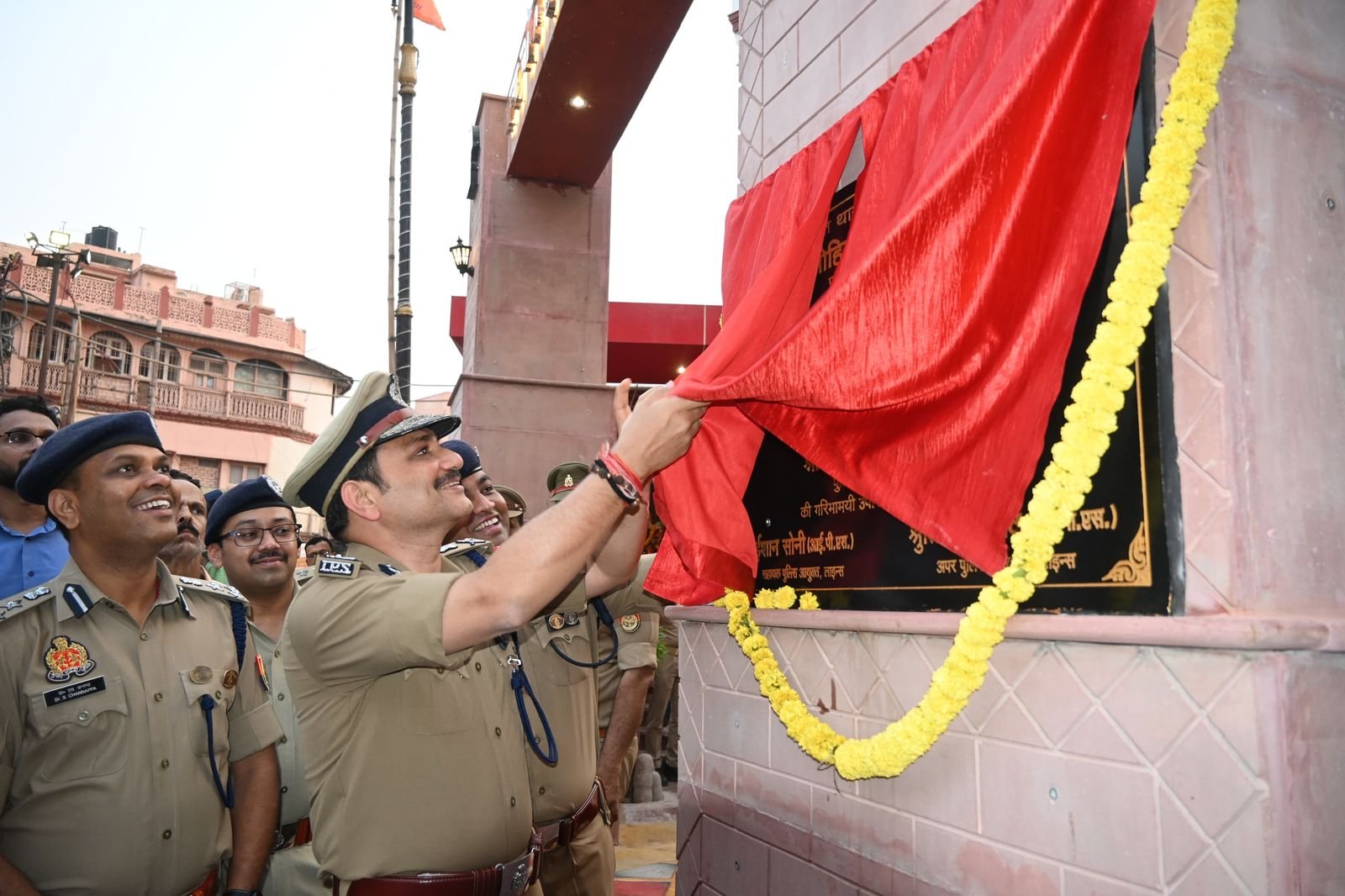 पुलिस आयुक्त कमिश्नरेट वाराणसी  मोहित अग्रवाल द्वारा नवीनीकृत थाना चौक का किया गया लोकार्पण ।