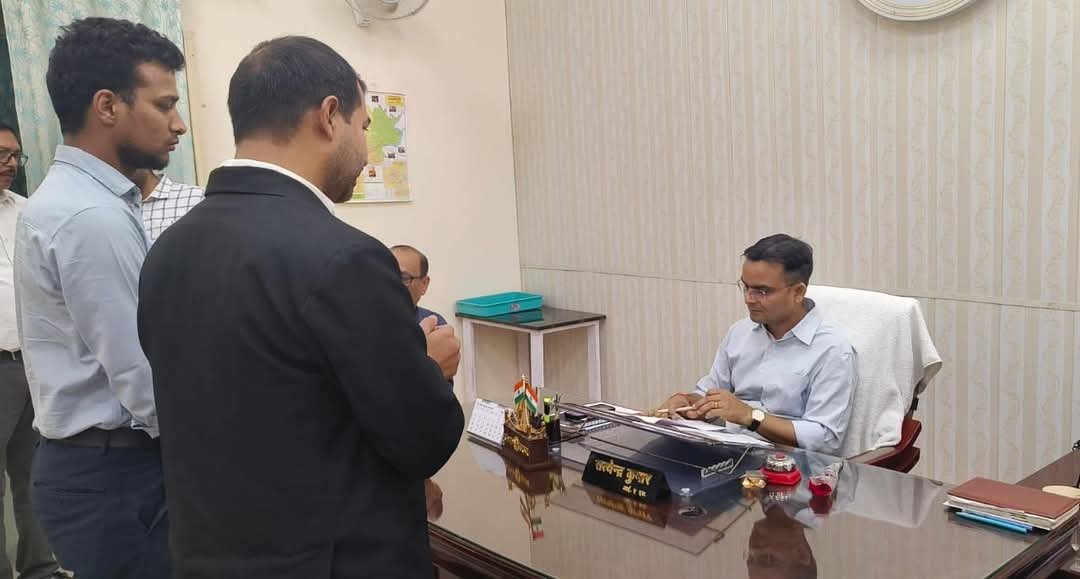 जिलाधिकारी ने जनता दर्शन में सुनी लोगों की फरियाद।