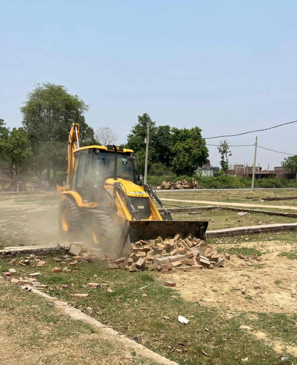 उपाध्यक्ष द्वारा प्रदत्त निर्देश के क्रम में वाराणसी विकास प्राधिकरण वाराणसी की प्रवर्तन टीम द्वारा अवैध प्लाटिंग  के विरूद्ध ध्वस्तीकरण की कार्यवाही सम्पादित की गयी।*