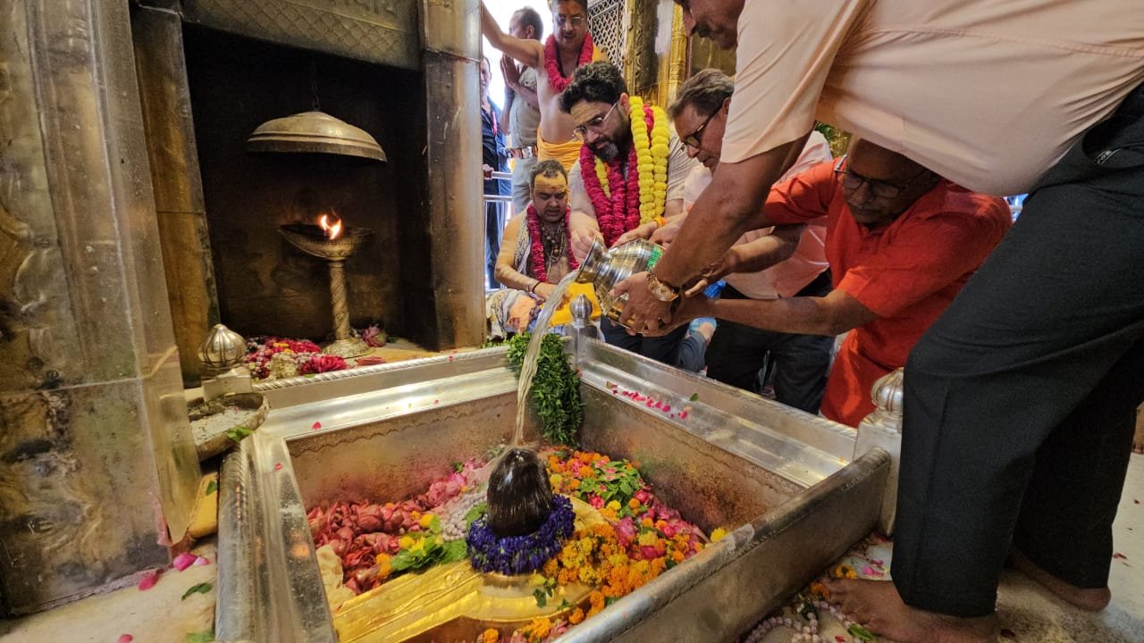 जनकल्याण एवं विश्वशांति के संकल्प के साथ त्रिवेणी संगम के पावन जल से श्री काशी विश्वनाथ का जलाभिषेक सम्पन्न हुआ I*