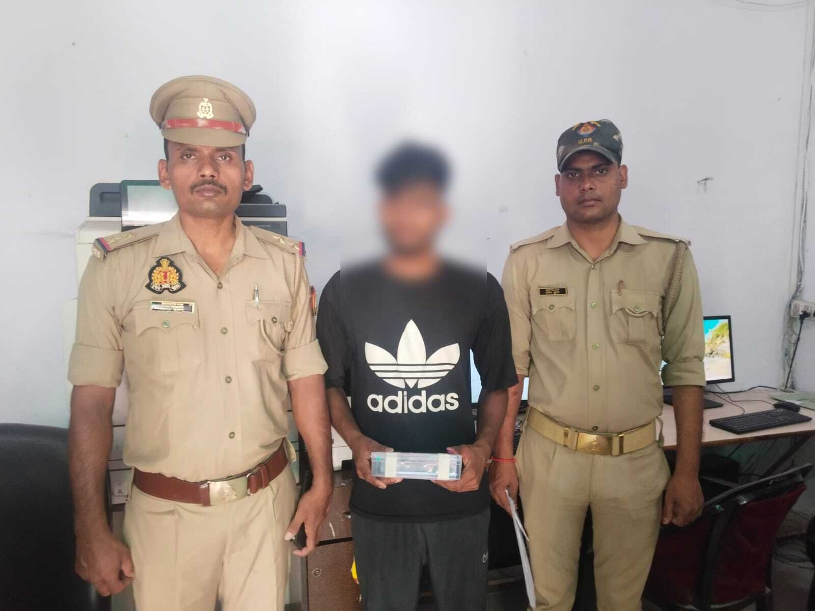 मोबइल छिनैती करने वाले अभियुक्त रिक्की साहनी को भेलूपुर पुलिस द्वारा किया गया गिरफ्तार ।﻿
