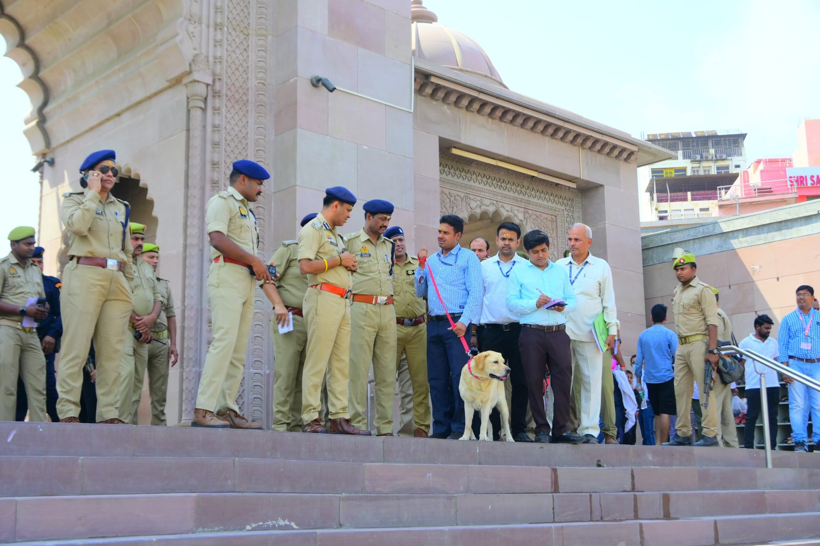 डा0 एस् चन्नप्पा, अपर पुलिस आयुक्त मैदागिन चौराहा से, बुलानाला, चौक, दालमण्डी से डॉग स्क्वाड एवं एस चेक टीम एवं पुलिस बल के साथ पैदल गश्त करते हुए निरीक्षण किया गया