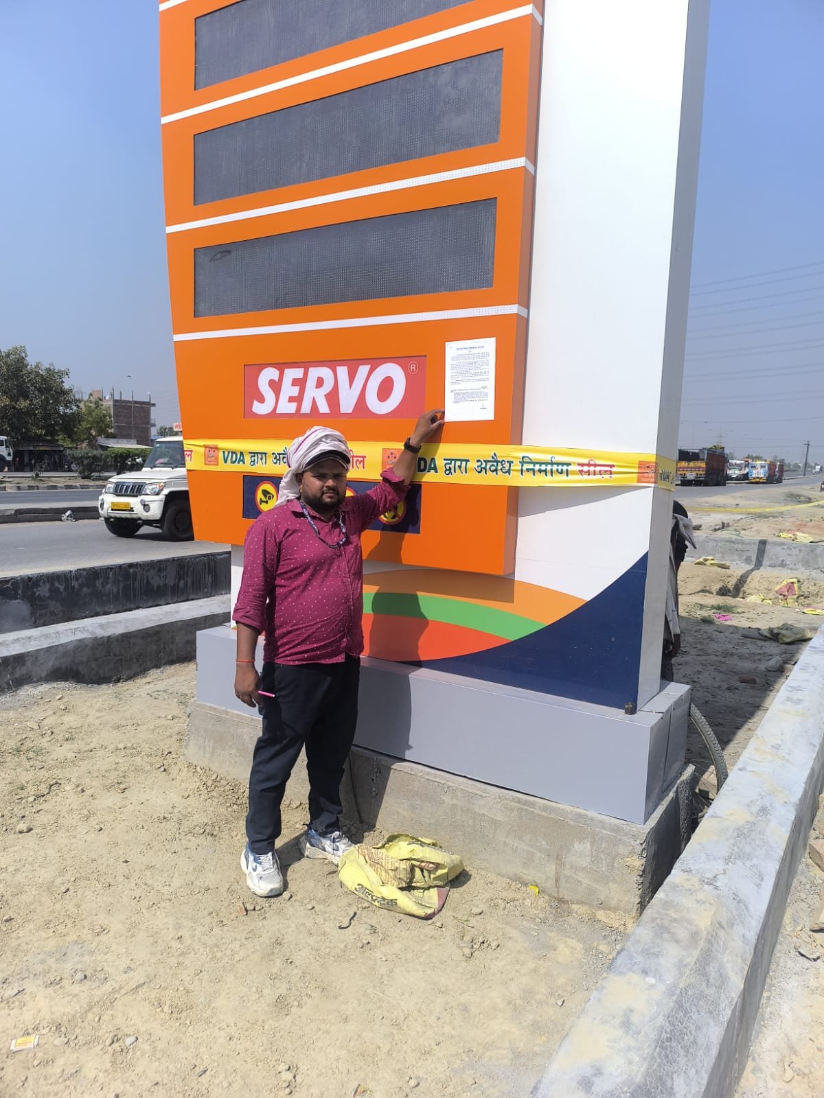 Vda ने अनाधिकृत रूप से पेट्रोल पम्प  निर्माण कार्य  किये जाने पर अवैध निर्माण को सील किया गया।