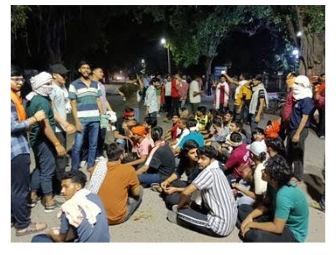 BHU बनारस हिंदू विश्वविद्यालय क्रिकेट खेलने के दौरान छात्रों के दो गुट आपस में भिड़ गए।