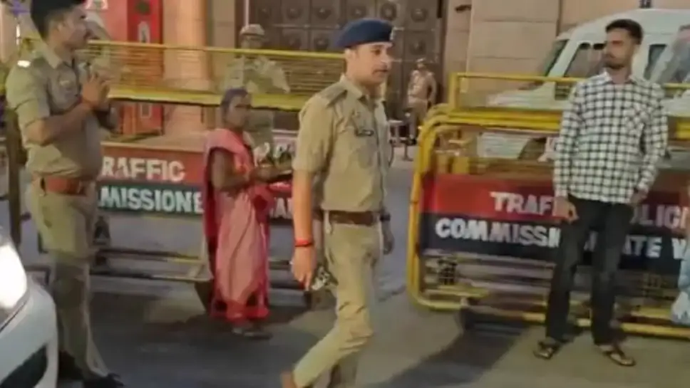 भारत-पाक तनाव के बीच उत्तर प्रदेश में रेड अलर्ट, वाराणसी में भी पुलिस मुस्तैद, चप्पे-चप्पे पर रखी जा रही नजर