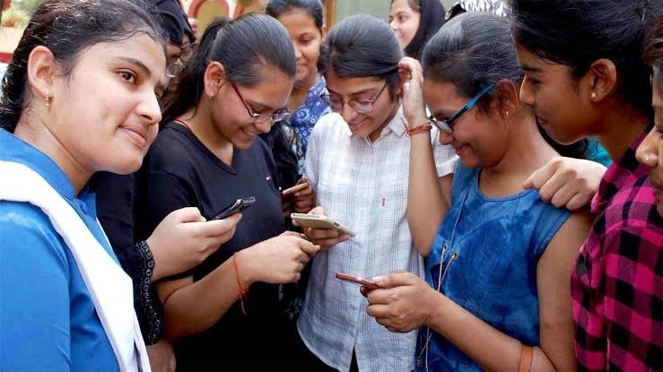CBSE Board 10th 12th Result 2025 Live, cbse.nic.in result , cbseresults.nic.in : केंद्रीय माध्यमिक शिक्षा बोर्ड (सीबीएसई) ने 12वीं के बाद 10वीं परीक्षा का रिजल्ट भी जारी कर दिया है।