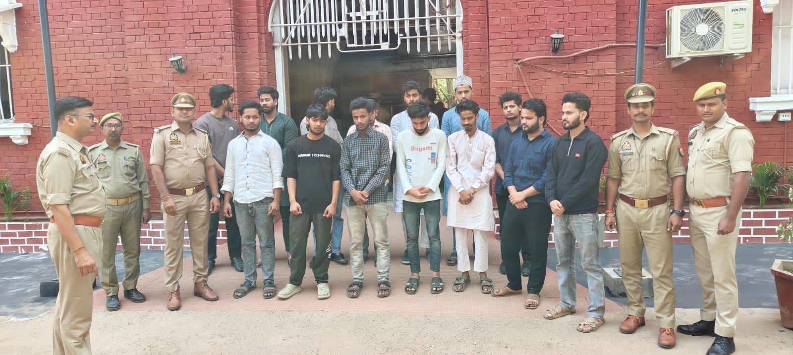 नाव पर इफ्तार पार्टी और गंगा में फेंकी हड्डियां, 14 युवक गिरफ्तार