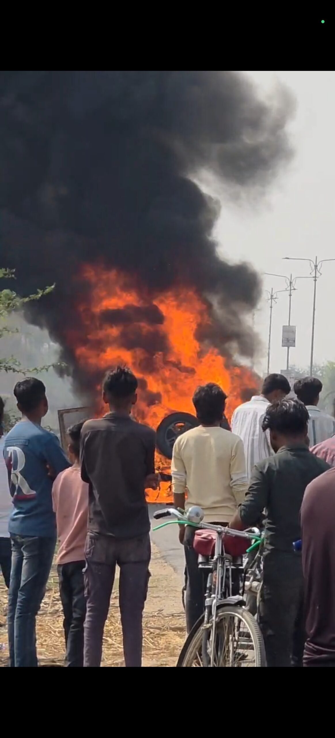 सैदाबाद में चलती कार बनी आग का गोला: वाराणसी के नेवादा गांव का परिवार बाल-बाल बचा