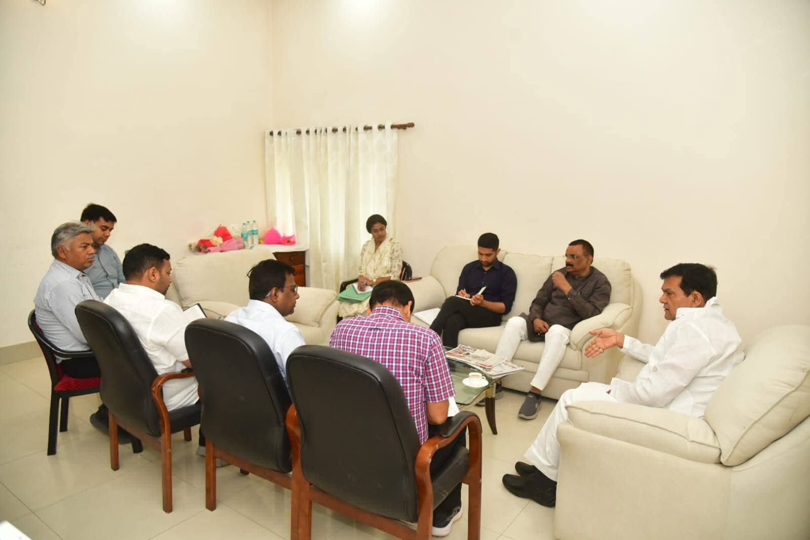 नगर विकास एवं ऊर्जा मंत्री ए के शर्मा ने अपने वाराणसी भ्रमण के दौरान शनिवार को सर्किट हाउस में नगर विकास एवं ऊर्जा विभाग के अधिकारियों के साथ समीक्षा बैठक की।