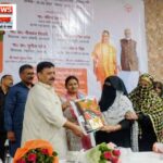 नि:शुल्क बस यात्रा का फ्लैग ऑफ कर शुभारंभ किया स्टांप मंत्री रविंद्र जायसवाल